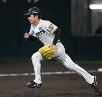 ８回、暴投で本塁のベースカバーに入る下村＝２２日
