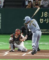 １回、死球を受ける森下（撮影・金田祐二）