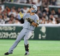 ３回、安打を放ち手をたたく立石（撮影・田中太一）