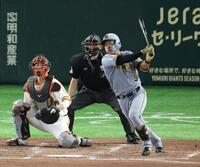 ５回、中前に先制２点適時打を放つ立石（撮影・金田祐二）