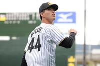 試合終了後、ファンの声援に応える早瀬（撮影・坂部計介）
