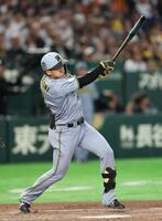 ５回、中前へ先制２点適時打を放つ立石（撮影・撮影・伊藤笙子）