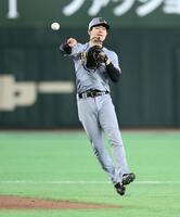 ６回、門脇の二ゴロをさばく中野（撮影・伊藤笙子）