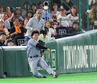 ８回、佐々木の邪飛をフェンス際で好捕し、内野に返球する左翼手の立石（撮影・伊藤笙子）