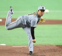 力投する先発の村上（撮影・伊藤笙子）