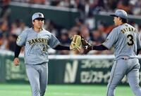 ５回、佐々木を打ち取り、大山とタッチを交わす村上（撮影・田中太一）