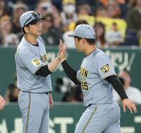 ４連勝を飾り、ハイタッチする藤川監督（撮影・伊藤笙子）