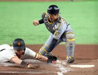 １回、本塁に突入するもアウトになる三走の浅野（撮影・伊藤笙子）