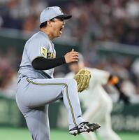 巨人打線を完封し、こん身の雄たけびをあげて喜ぶ村上（撮影・田中太一）