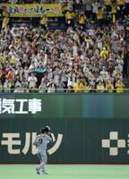 ５回の守備につく際、左翼スタンドの阪神ファンから声援を受ける立石（撮影・伊藤笙子）