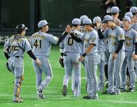 完封勝利の村上を迎える立石（撮影・金田祐二）