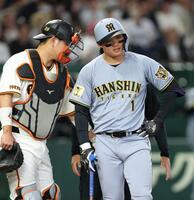 １回、死球を受けた森下（右）と大城（撮影・伊藤笙子）