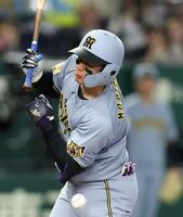 １回、死球を受ける森下（撮影・伊藤笙子）