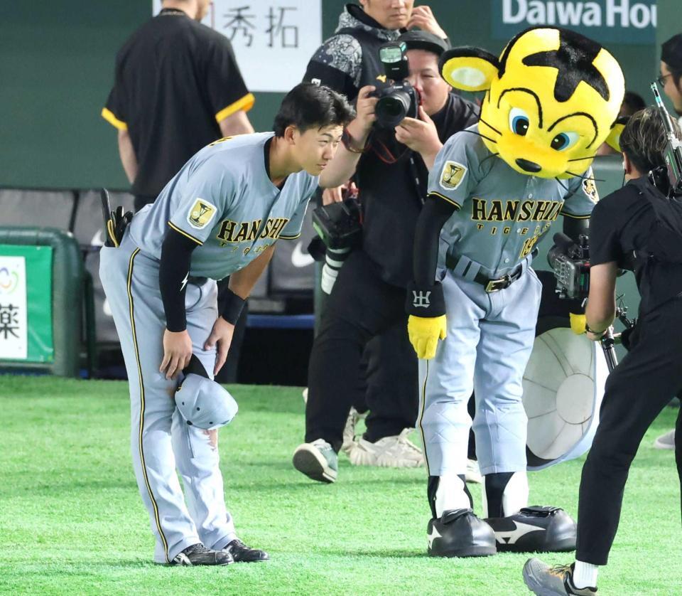 　トラッキーと一緒にファンに頭を下げる立石（撮影・金田祐二）
