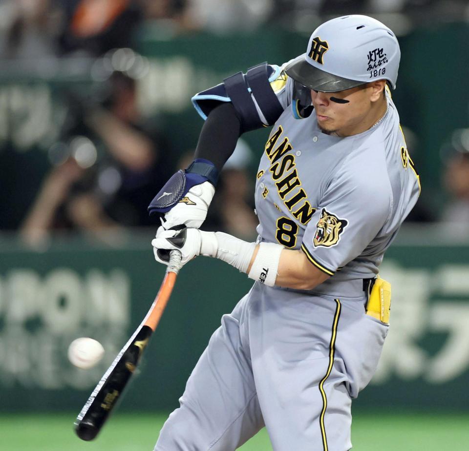 　３回、適時打を放つ佐藤輝