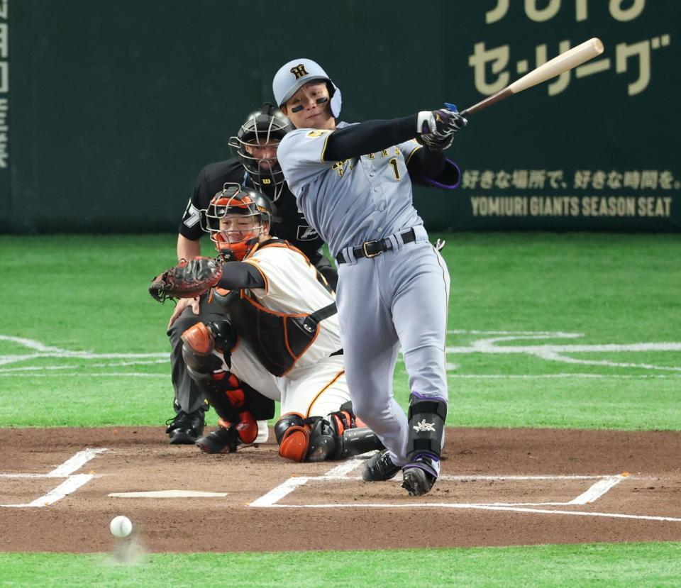 １回、中前に先制適時打を放つ森下（撮影・金田祐二）