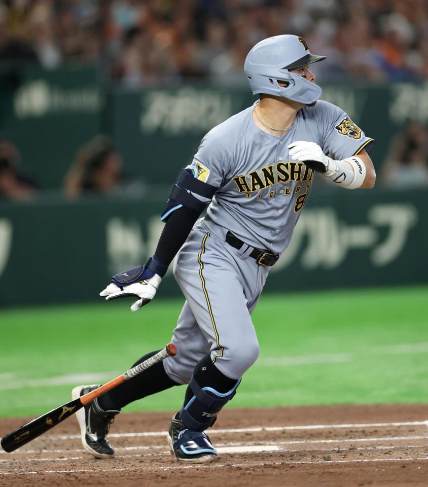 ３回、右中間へ適時二塁打を放つ佐藤輝（撮影・伊藤笙子）