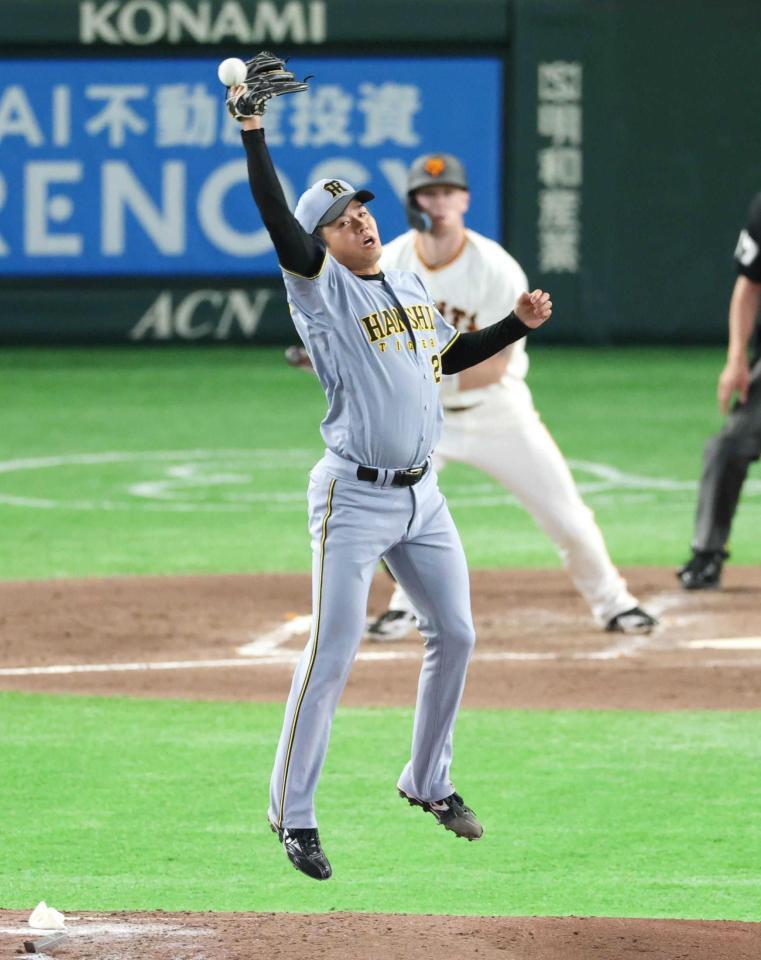 　３回、キャベッジの打球に飛びつく高橋