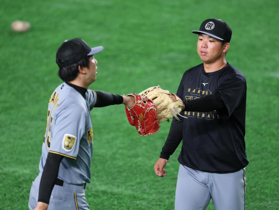 才木とグラブタッチする村上（撮影・金田祐二）