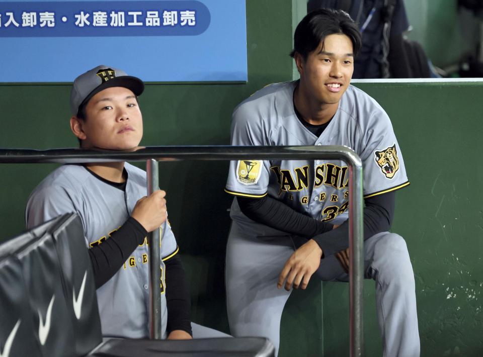 立石のヒーローインタビューをベンチから聞く岡城（右）と嶋村＝２２日