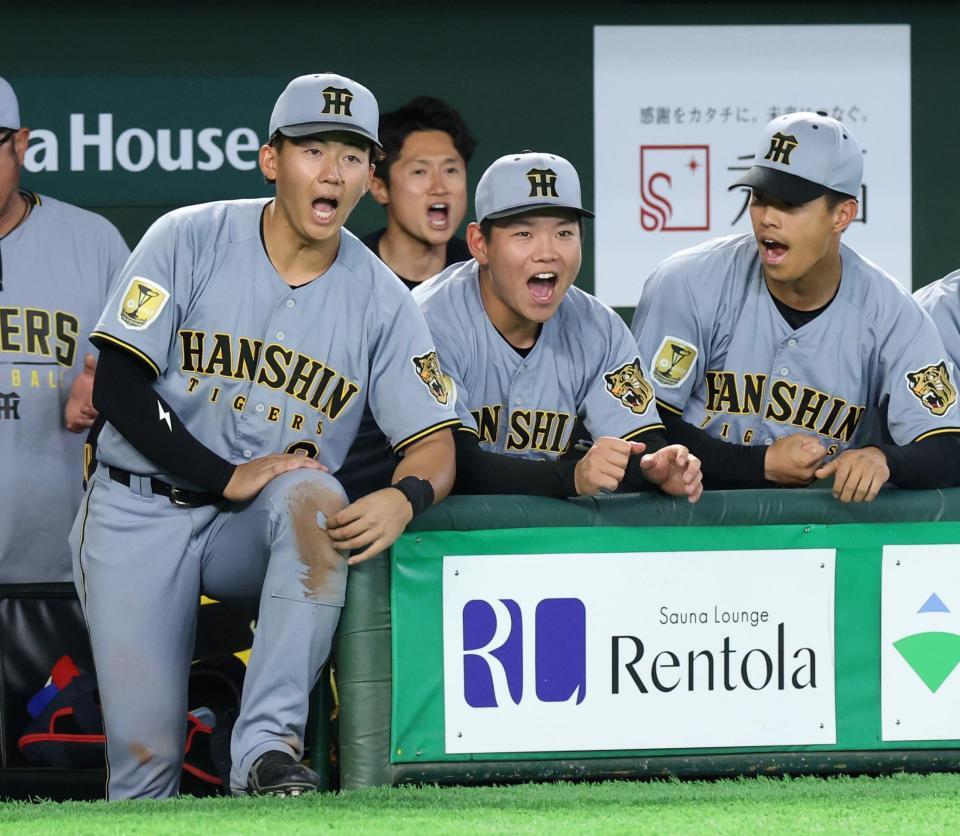 巨人相手に勝ち、声を上げる（左から）立石、嶋村、岡城＝２２日