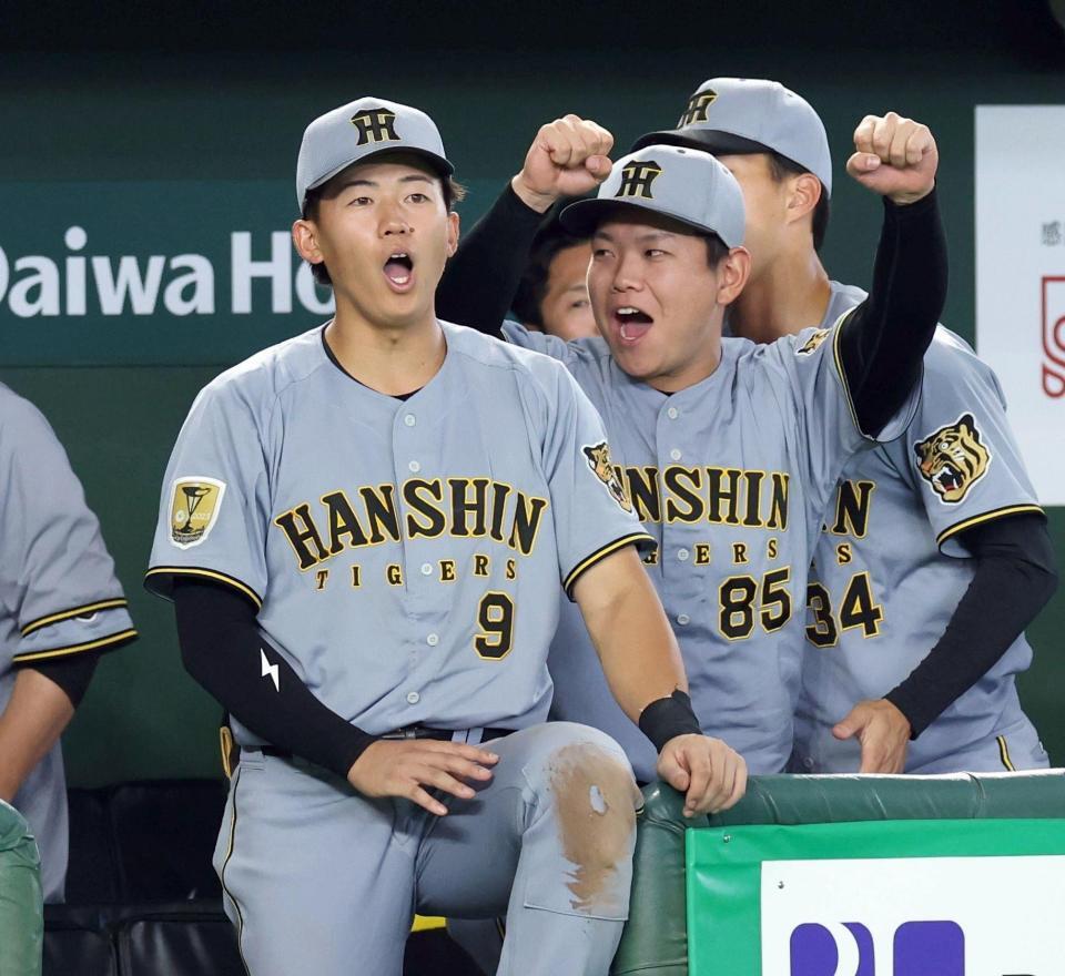 勝利を喜ぶ立石（左）＝２２日