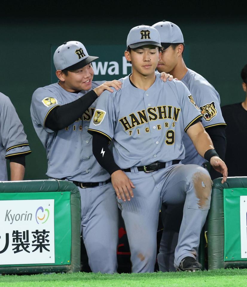 試合後、嶋村（左）に労われる立石＝２２日