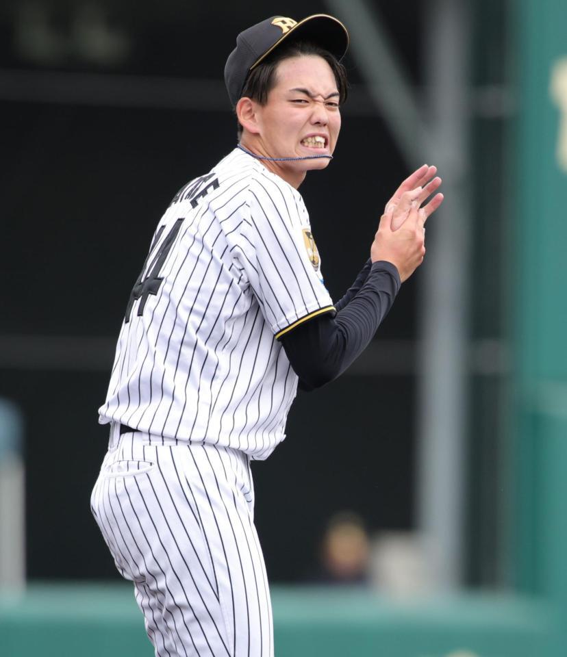 ３回、杉本の打球を左手首に受け、顔をしかめる早瀬（撮影・坂部計介）