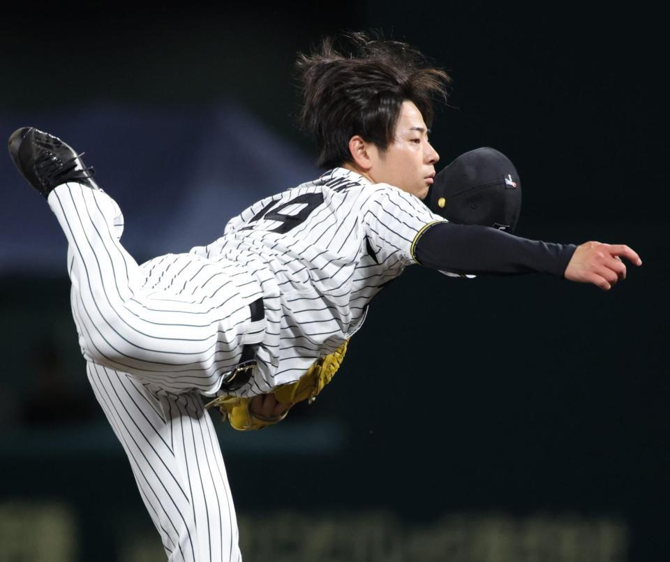 帽子を飛ばし力投する下村＝２２日
