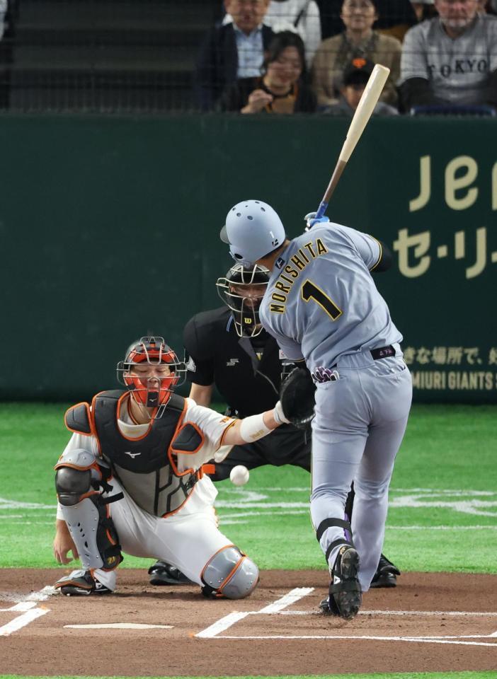 １回、死球を受ける森下（撮影・金田祐二）