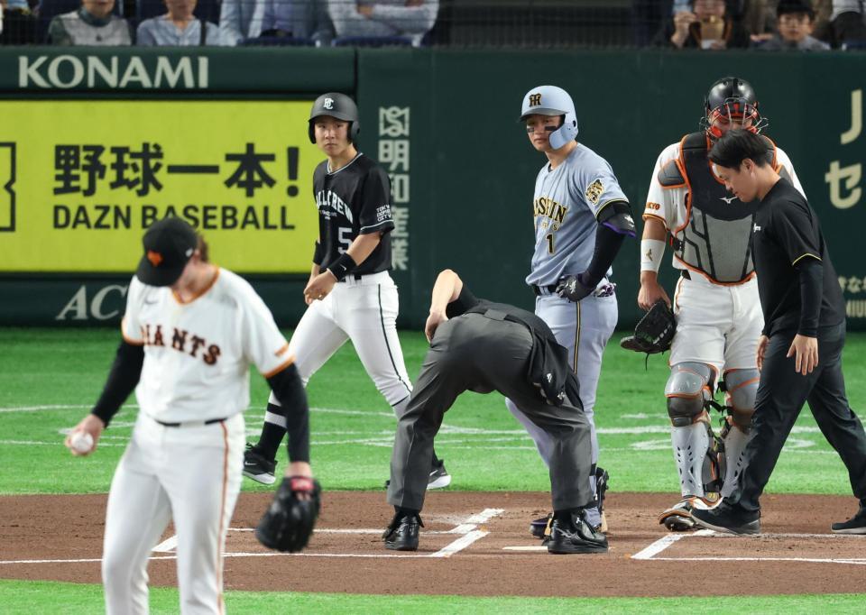１回、死球を受け、ウィットリーに厳しい視線を向ける森下（撮影・金田祐二）