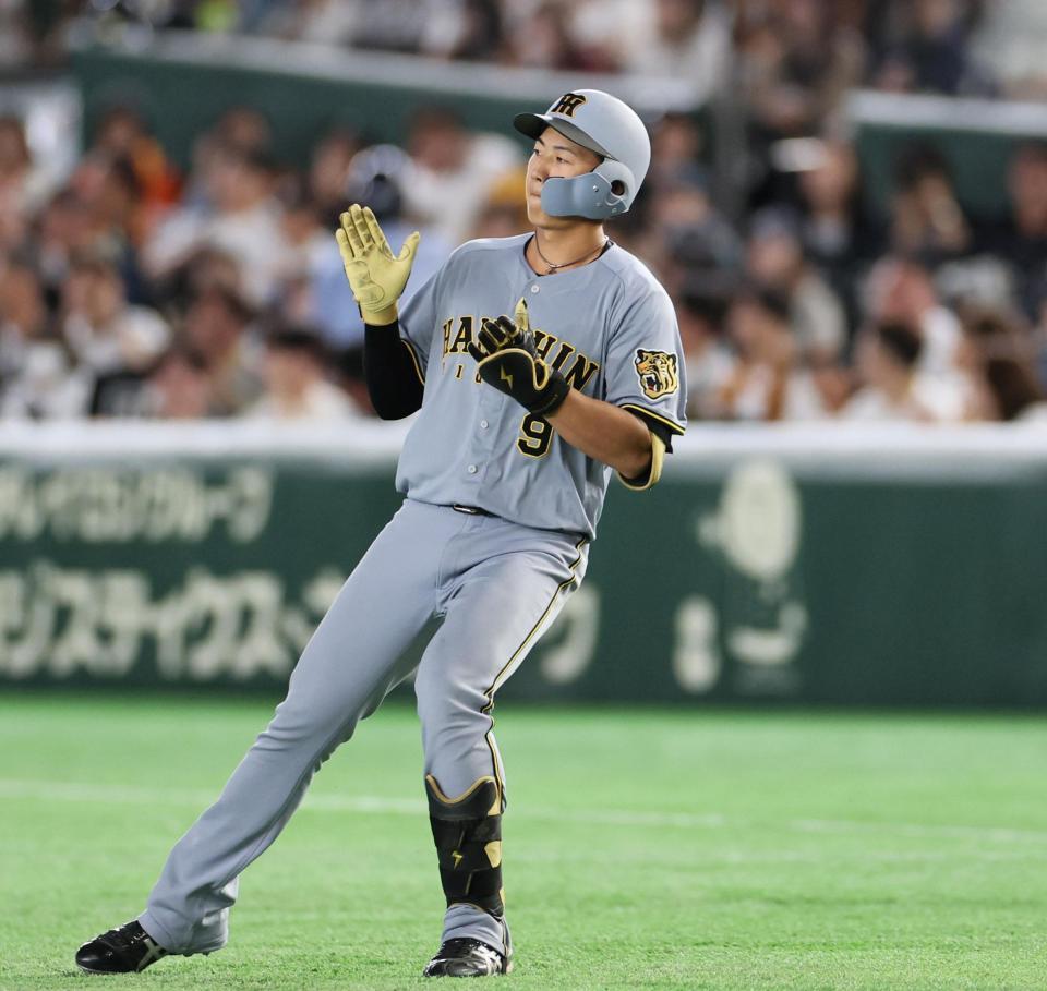 ３回、安打を放ち手をたたく立石（撮影・田中太一）