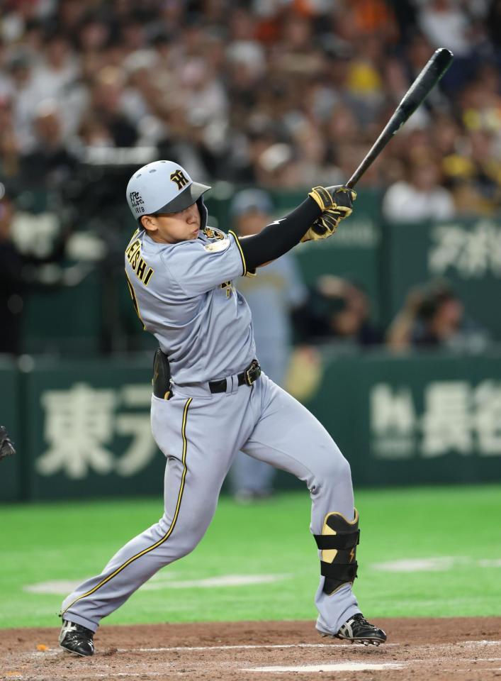 ５回、中前へ先制２点適時打を放つ立石（撮影・撮影・伊藤笙子）