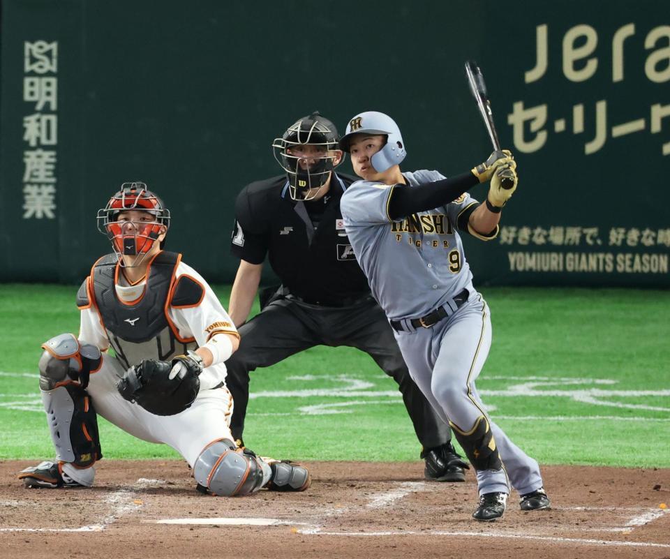 ５回、中前に先制２点適時打を放つ立石（撮影・金田祐二）