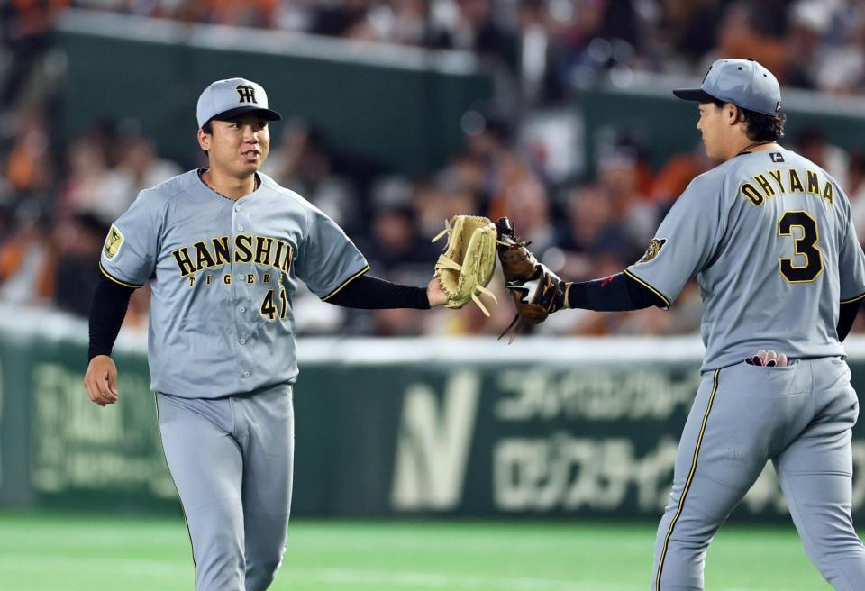 ５回、佐々木を打ち取り、大山とタッチを交わす村上（撮影・田中太一）