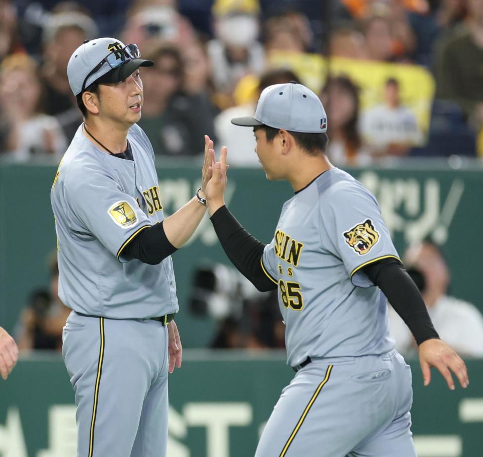 ４連勝を飾り、ハイタッチする藤川監督（撮影・伊藤笙子）