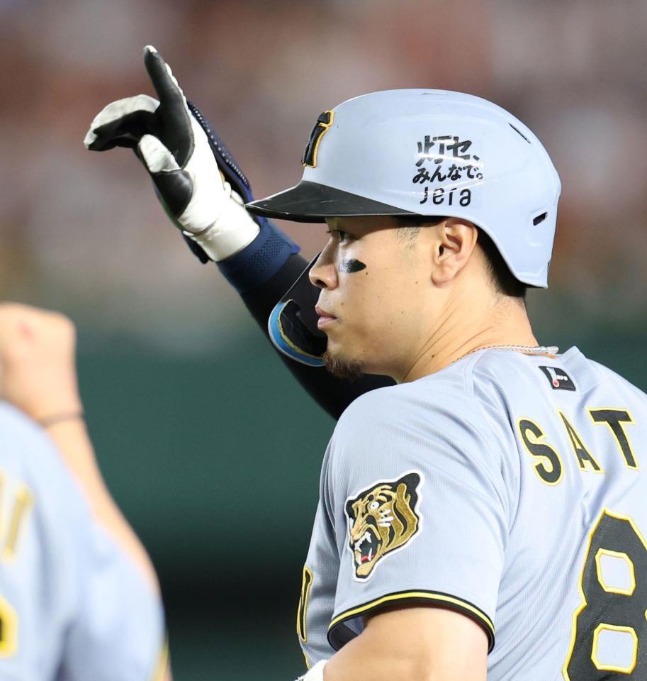 ６回、中前打を放ち、ポーズを決める佐藤輝（撮影・伊藤笙子）