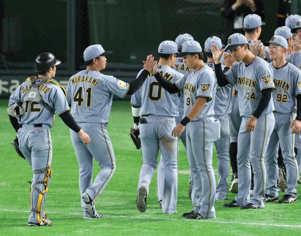 完封勝利の村上を迎える立石（撮影・金田祐二）