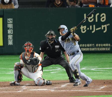 ５回、中前に先制２点適時打を放つ立石（撮影・金田祐二）
