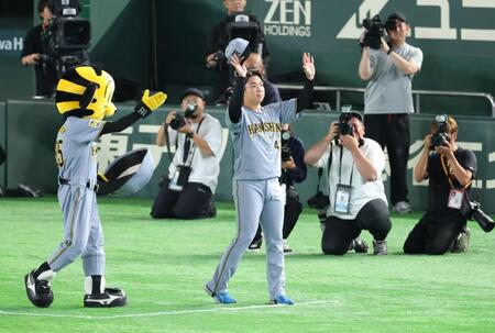 スタンドの声援に応える村上（撮影・金田祐二）