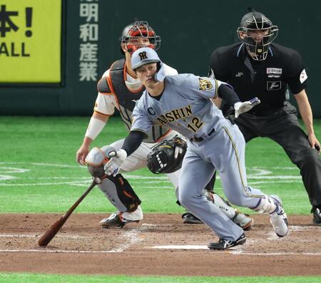 ５回、左前打を放つ坂本（撮影・金田祐二）