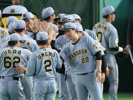勝利を喜ぶ藤川監督（撮影・金田祐二）