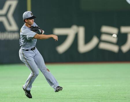 試合前のシートノックで三塁の守備をする立石（撮影・伊藤笙子）