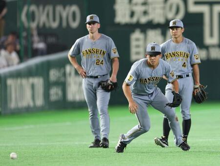 試合前のシートノックで三塁の守備をする立石（手前）＝撮影・伊藤笙子