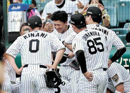 試合前、円陣で声出しをする立石＝２０日