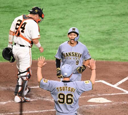 ５回、プロ初本塁打となる２ランを放ち生還する立石（撮影・堀内翔）