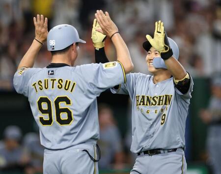 ５回、プロ初本塁打となる右越え２ランを放ち、筒井コーチ（左）とハイタッチする立石（撮影・伊藤笙子）