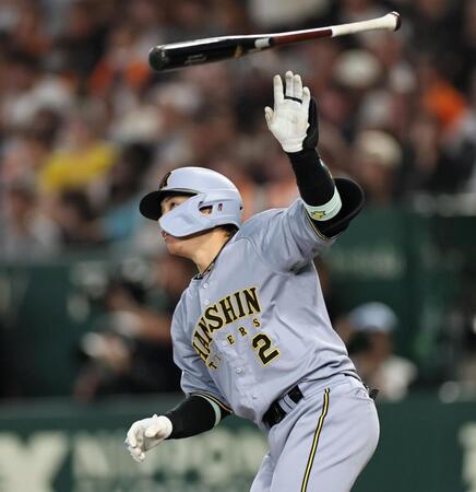 ５回、ソロを放つ梅野（撮影・田中太一）