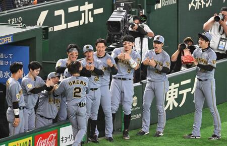 ５回、先制のソロを放った梅野（２番）を迎える阪神ナイン（撮影・堀内翔）