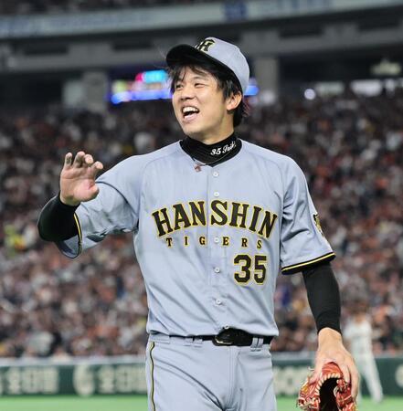 ２回、森下の好守無失点に抑えた才木は笑顔を見せる（撮影・田中太一）